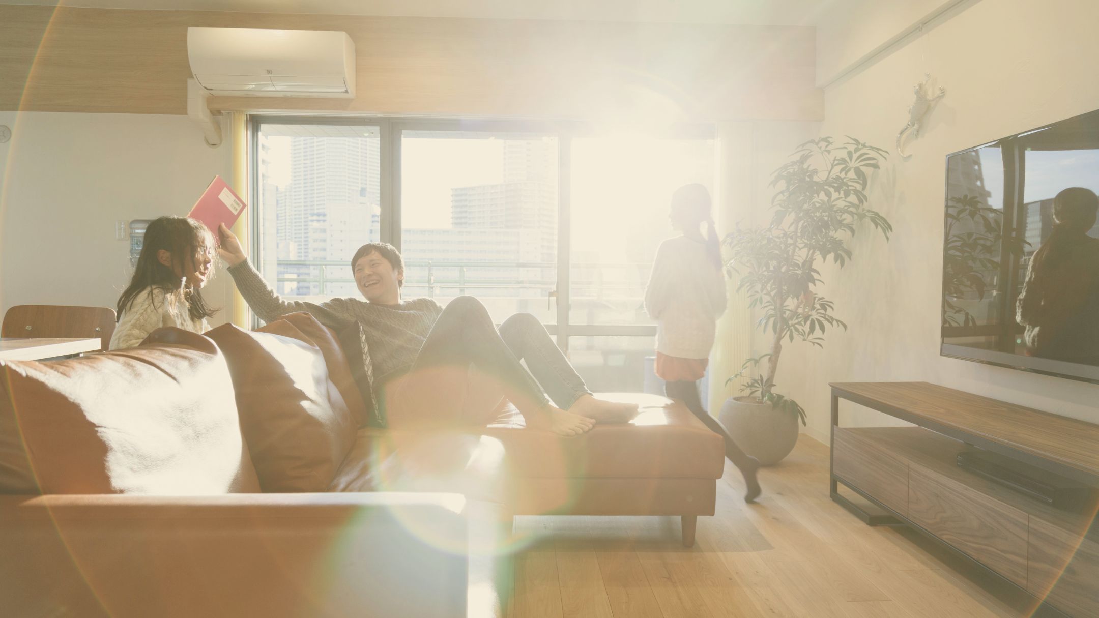 Familia disfrutando en casa con luz solar