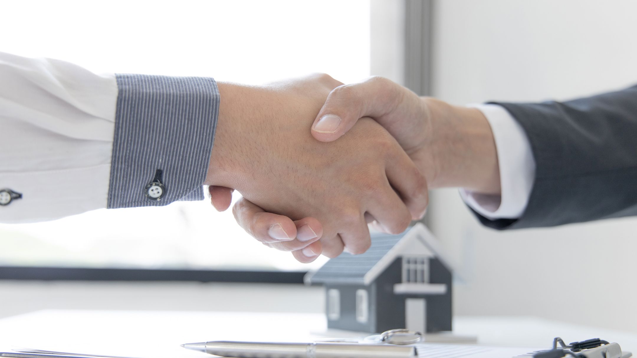 Vendedor solar cerrando un trato