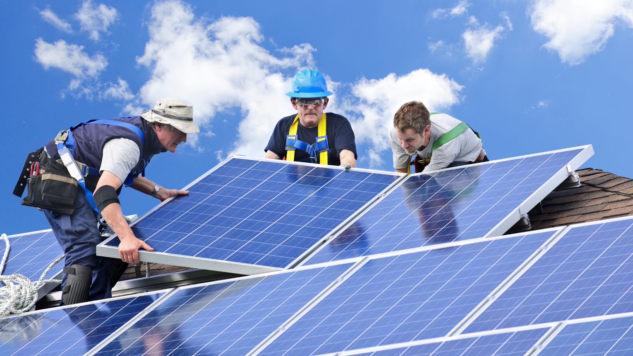 Equipo de SolarPower colocando paneles solares